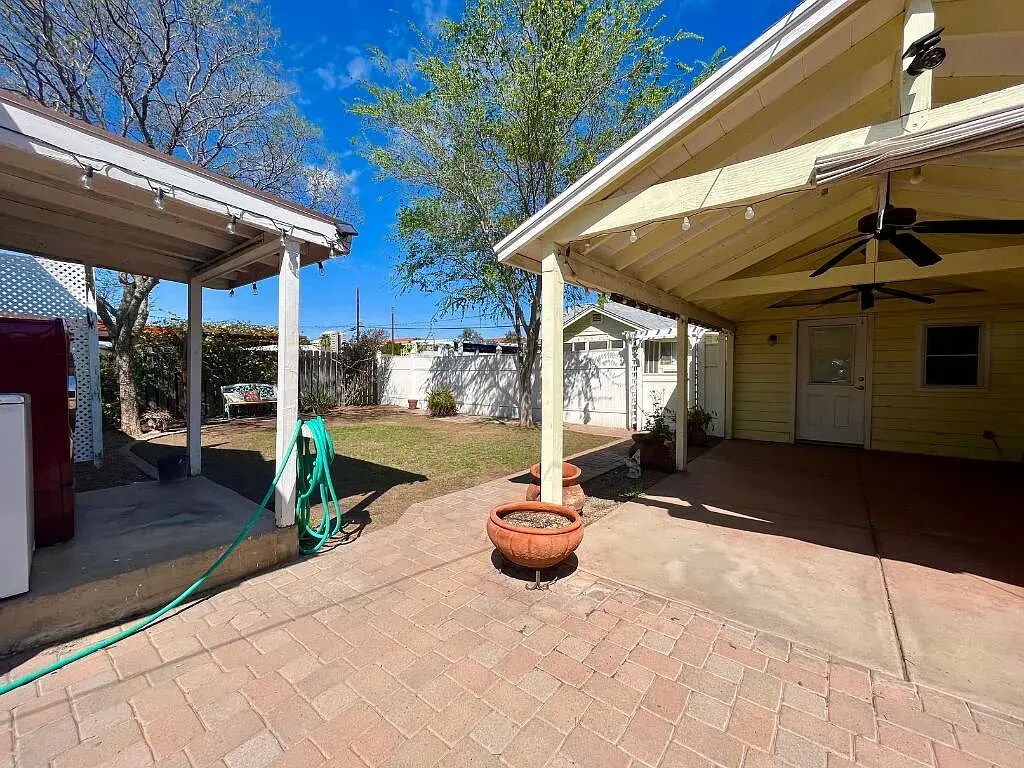 Fully fenced in back yard - 822 E Whitton Ave
