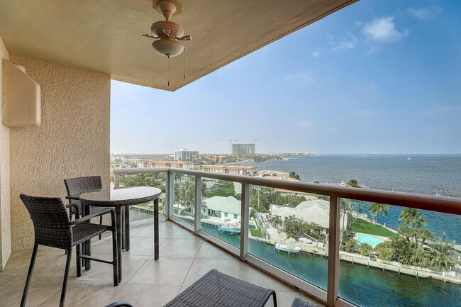 Building Photo - 2650 Lake Shore Dr