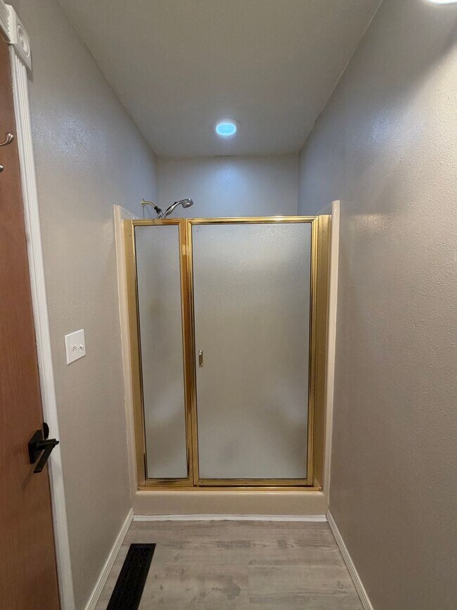 Building Photo - Beautiful Craftsman Style Rambler Must See!!