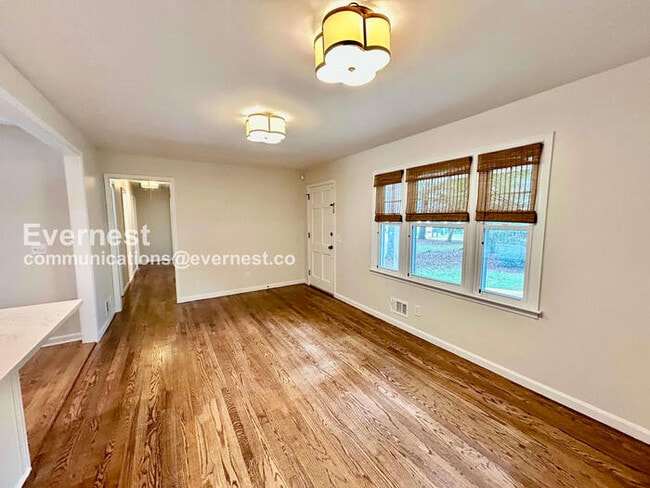 Building Photo - 210 Pinetree Cir