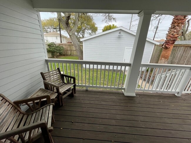 Building Photo - Freshly updated 2/2/Study home