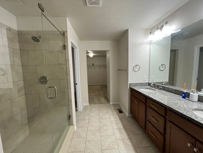 Building Photo - Beautiful Home in Windsor