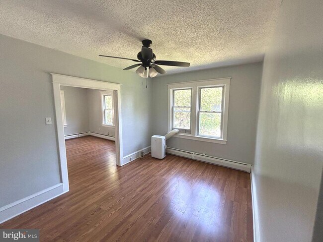 Building Photo - 303 Kenny St