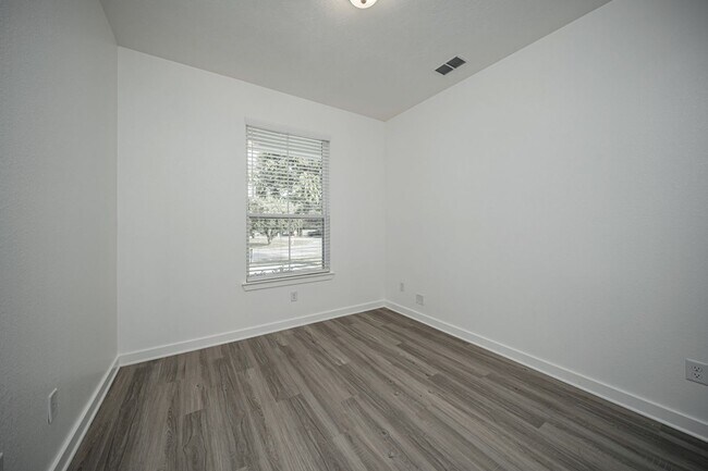Building Photo - 1608 W 5th St