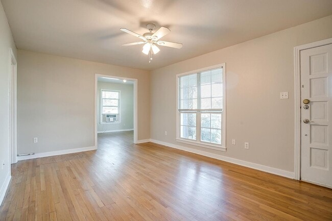 Building Photo - One Side of Great Duplex Near TCU- 1 Bed, ...