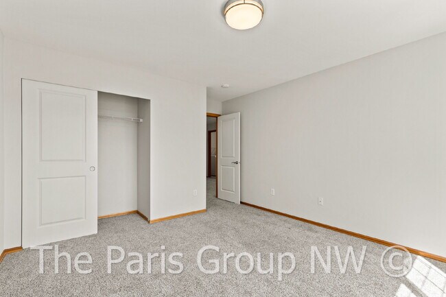 Building Photo - Beautiful Central Bothell Home. Great Floor Plan! Open Lvg Spaces, Office, Bonus Room  + XL Bedro...