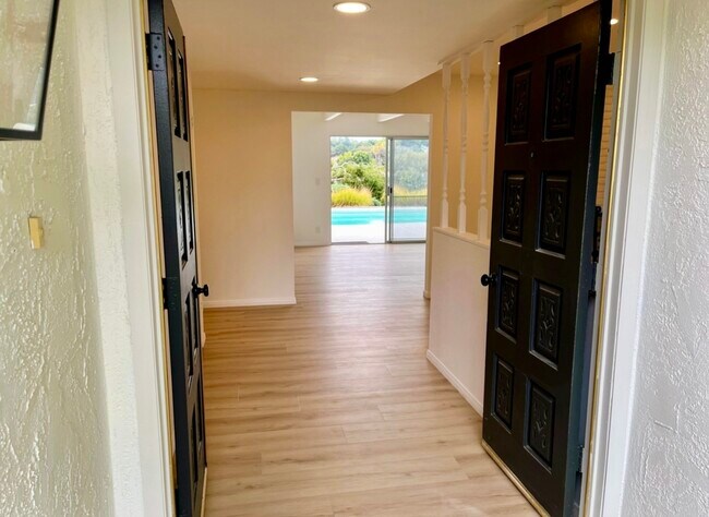 Building Photo - 915 Ranch View Ln