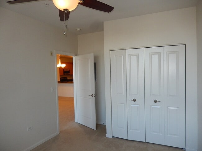 Building Photo - 850 Village Center Dr