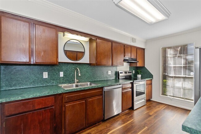 Building Photo - 2417 Jamestown Mal