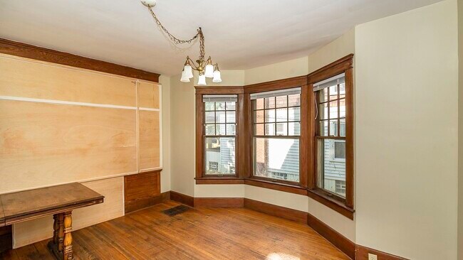 Building Photo - 823 Dewey Ave