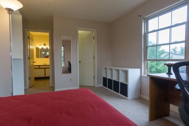 Building Photo - 3200 John Hinkle Pl