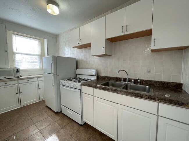 Building Photo - 28W573 Stafford Pl