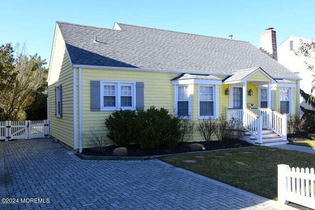 Building Photo - 678 Lake Ave