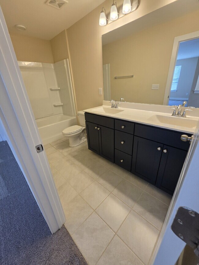 Building Photo - "Charming Kernersville Townhouse: Spacious 3-Bedroom Retreat with 2.5 Baths on Eastfall Street!"