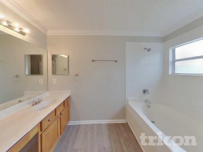 Building Photo - 1695 Northglen Cir