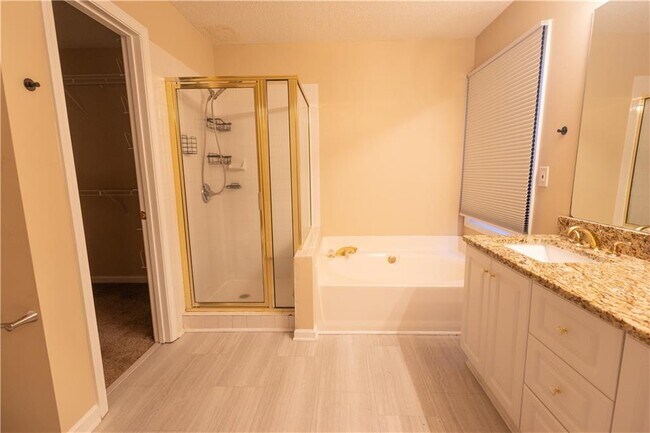 Building Photo - 994 Brentmoor Ln NW