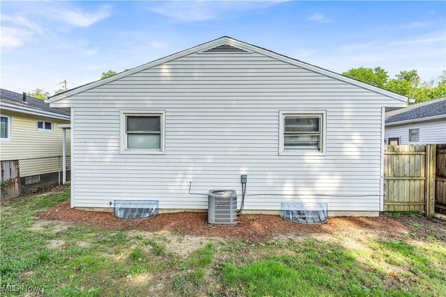 Building Photo - 1253 Hilltop Dr