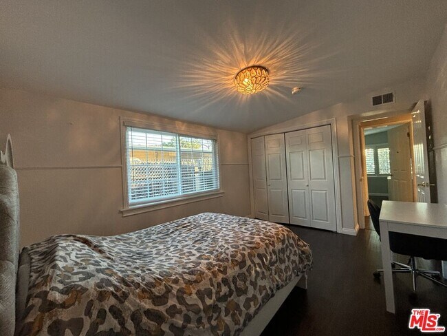 Building Photo - 10824 Paso Robles Ave