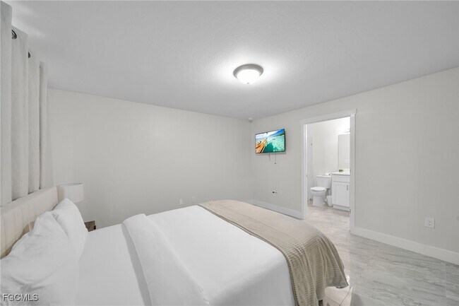 Building Photo - 901 Albany Ave