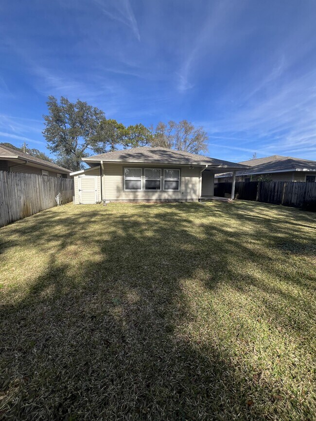 Building Photo - 808 Pine Alley St