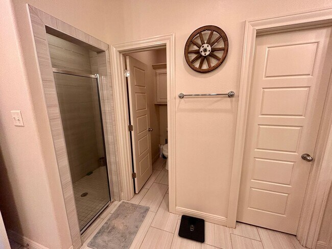 Building Photo - 3 Bed 2 Bath Mid Term Rental