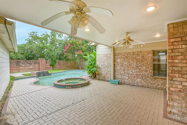 Building Photo - 2427 Shelby Park Dr