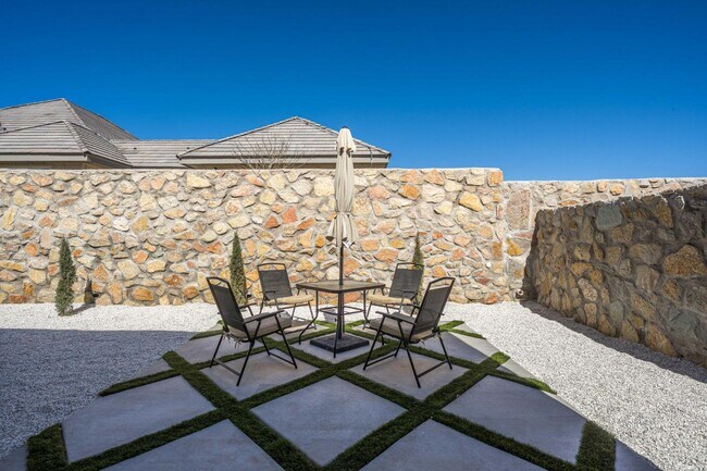 Building Photo - 3865 Jericho St