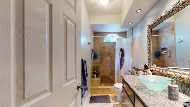 Building Photo - Fantastic 2 bed / 2 bath Condo in Huntingt...