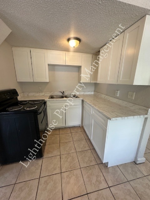 Building Photo - Bright 4 Bedroom Home With Tile Flooring Throughout