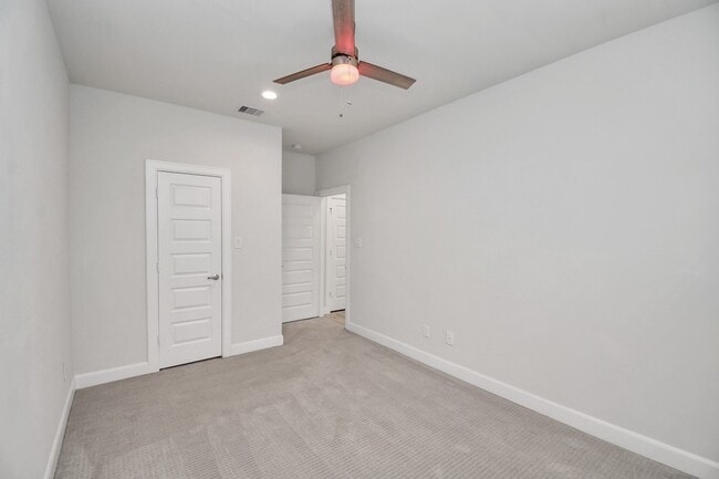 Building Photo - 506 W Donovan St