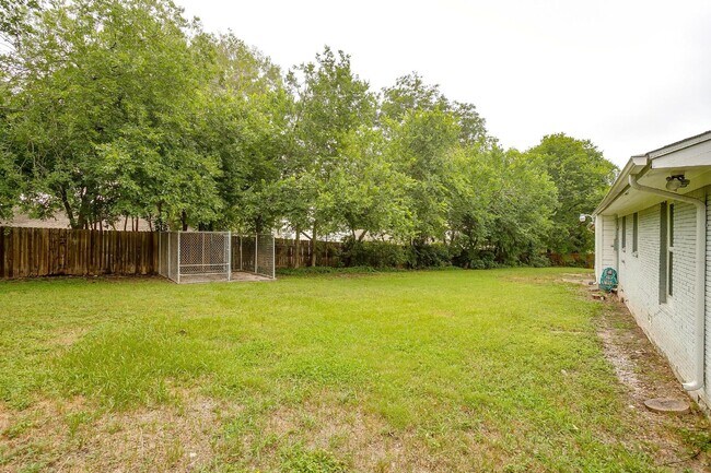 Building Photo - Charming 3-Bed, 2-Bath Home in Fort Worth'...