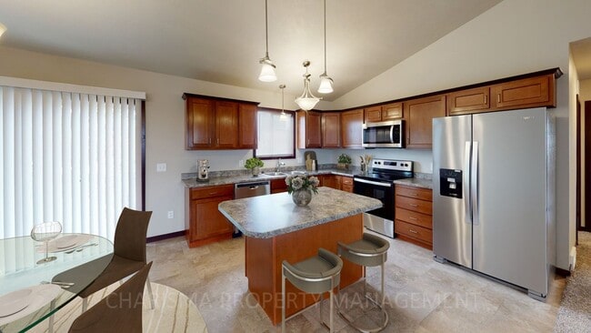 Building Photo - UPPER LEVEL 2 BD, 1 BA TOWN HOME, INDIVIDUAL ENTRANCE, ATTACHED SINGLE GARAGE, PET FRIENDLY