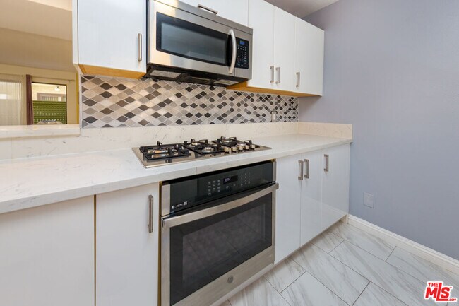 Building Photo - 5848 Hazeltine Ave