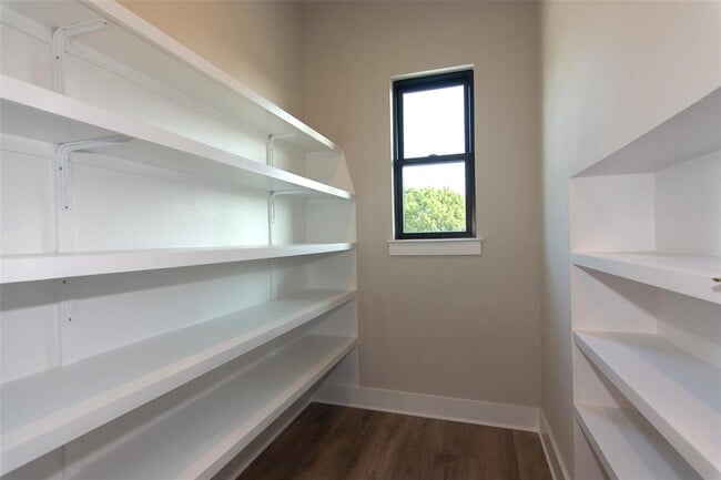 Building Photo - 2804 Lawrence Dr