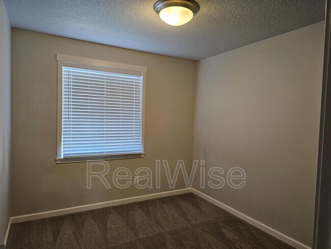 Building Photo - 5724 NE 58th Way