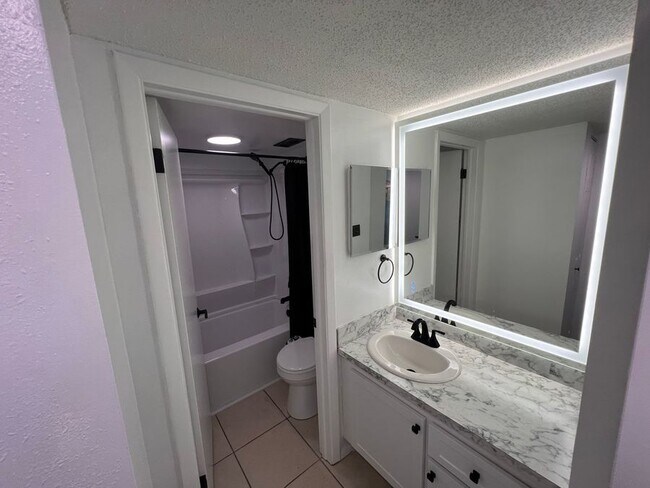 Building Photo - 1100 Martinique Dr