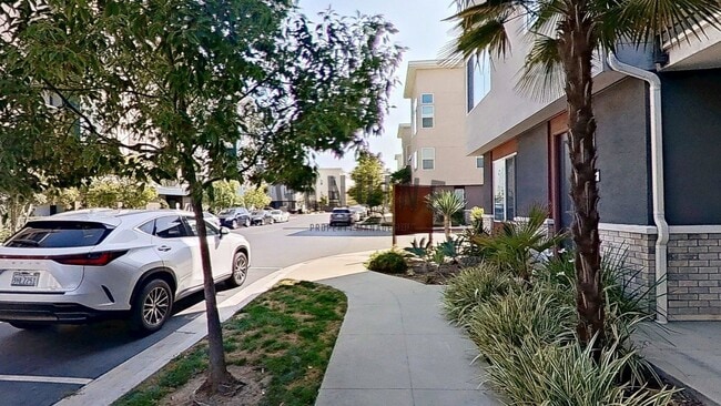 Building Photo - Beautiful Tri-Level 3Bd 2.5Ba Townhome in ...