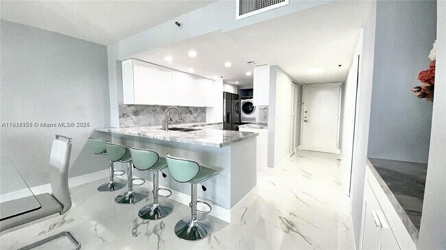 Building Photo - 1717 N Bayshore Dr