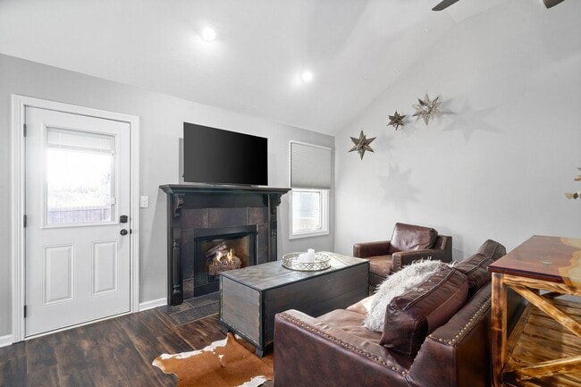 Building Photo - Country feel in the City.  Sharp 3 bed 2 bath.  Close to Fort Campbell.