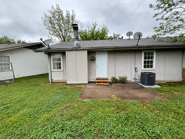 Building Photo - 2 bedroom 2 full bath 1 car garage availab...