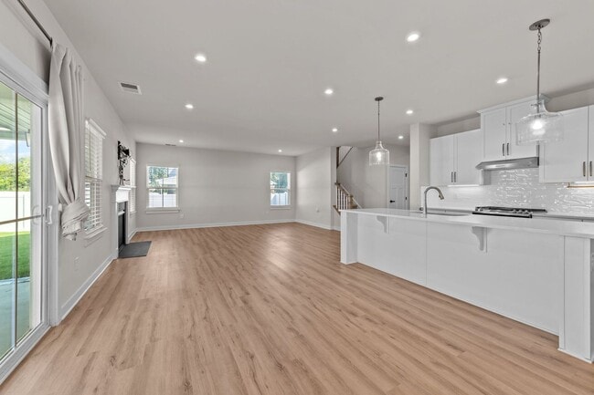 Building Photo - Luxurious 4-bed