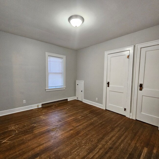 Building Photo - 1223 E 10th St