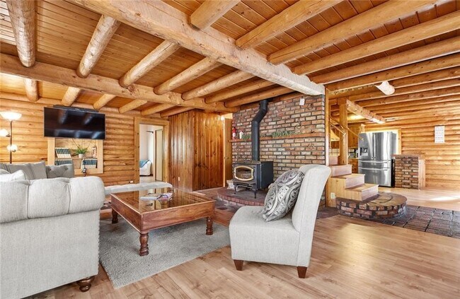 Building Photo - 15921 Wildwood Dr