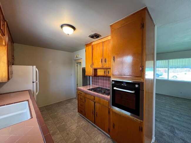 Building Photo - Single story one bedroom unit with covered carport!