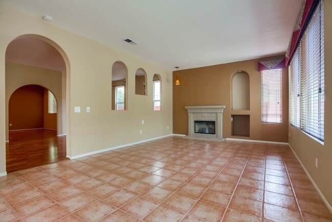 Building Photo - Available Now!! Spacious 4 Bedroom Plus a ...