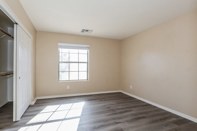 Building Photo - 1450 E Mia Ln