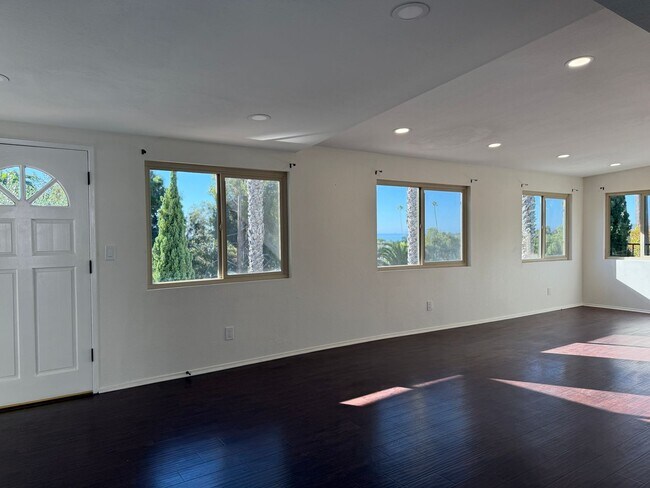 Building Photo - Ventura Hillside Beauty with 3 bedrooms, a...