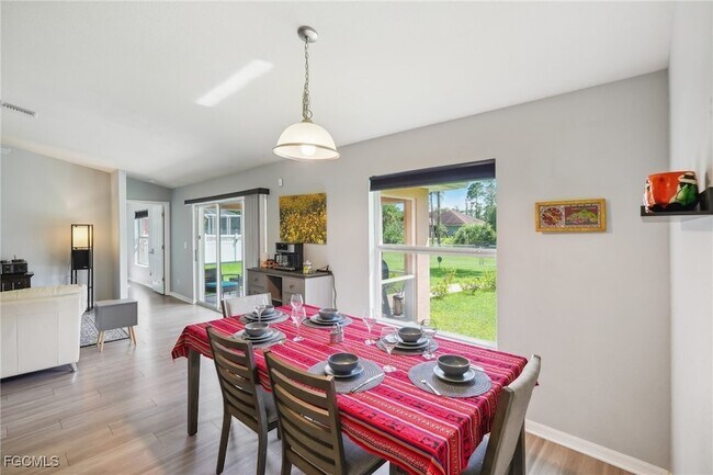 Building Photo - 940 Belmont St E