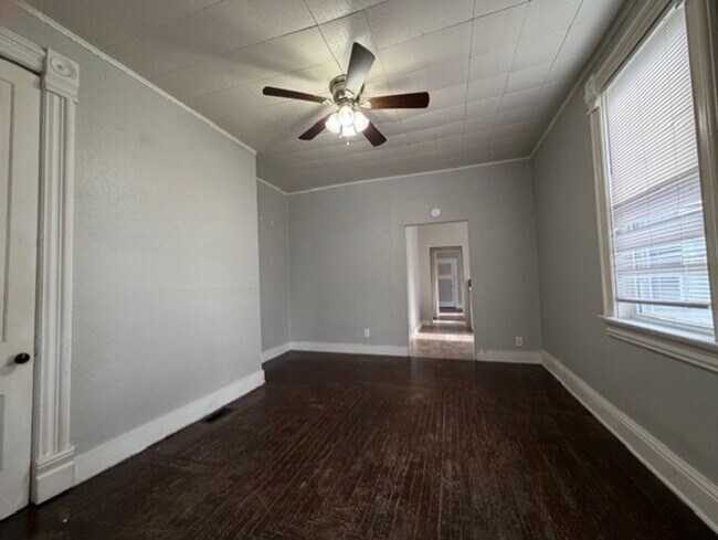 Building Photo - 902-904 1/2 S Limestone St.