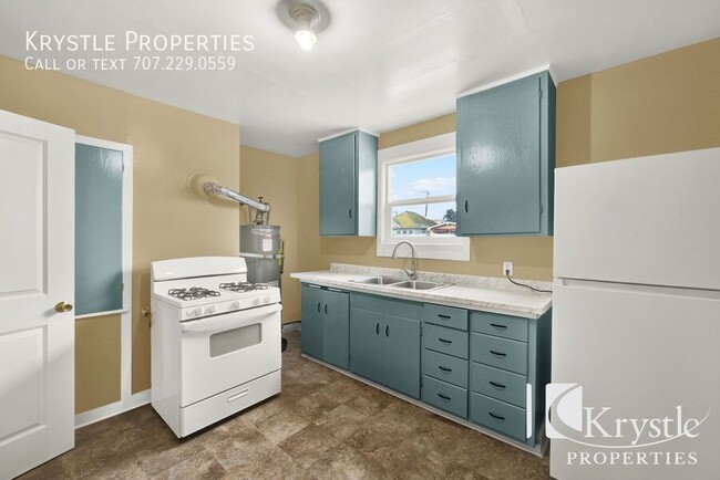 Building Photo - Charming and Updated 2-Bedroom Apartment w...